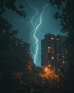 thunderstorm-city-nighttime-240x300 Título: Alerta de Chuvas Intensas e Ventos Fortes Atingirão Dourados nas Próximas. Horas
