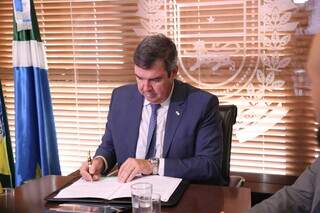 21t620ayc334o Governador assina decreto que regulamenta Fundo Clima Pantanal de R$ 40 milhões