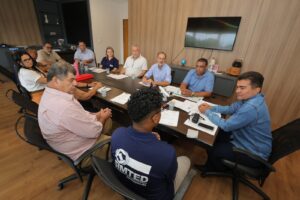 Imagem-do-WhatsApp-de-2025-02-27-as-14.57.59_48dbfef3-300x200 Prefeitura de Dourados inicia diálogo com servidores da Educação