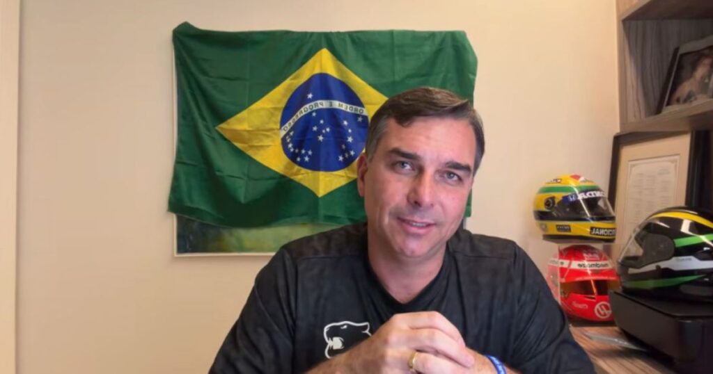 Flávio Bolsonaro diz que pai não sabia de vídeo de IA exibido em convenção do PL
