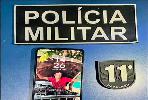 Homem é levado à delegacia após ser flagrado com celular de vítima de duplo homicídio em Nioaque