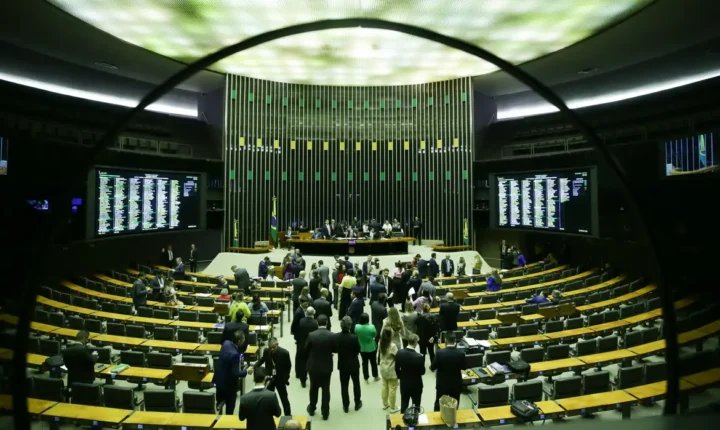 Projeto que reduz impostos de combustíveis passa na Câmara com voto contra de deputado de MS