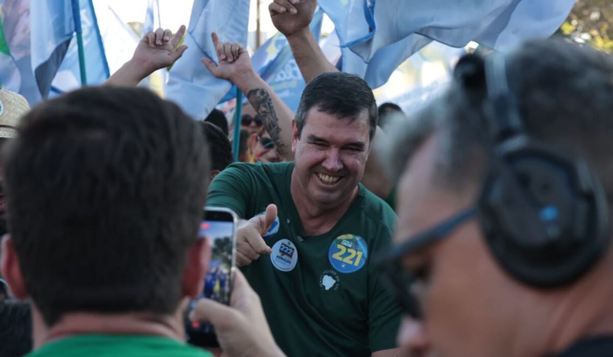Em apoio a candidatos do PL, Riedel participa de adesivaço na Afonso Pena