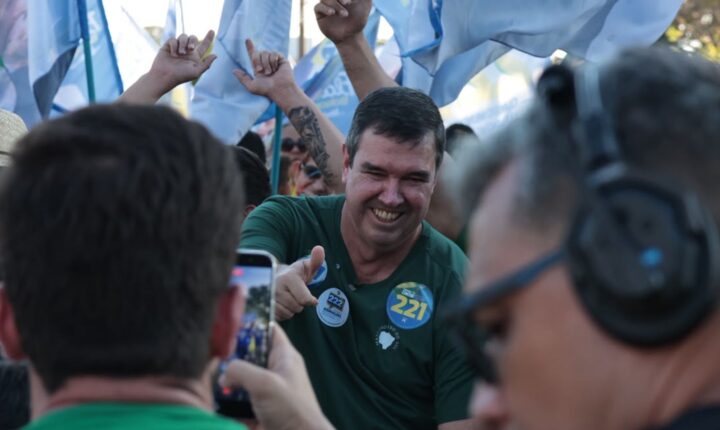 Em apoio a candidatos do PL, Riedel participa de adesivaço na Afonso Pena