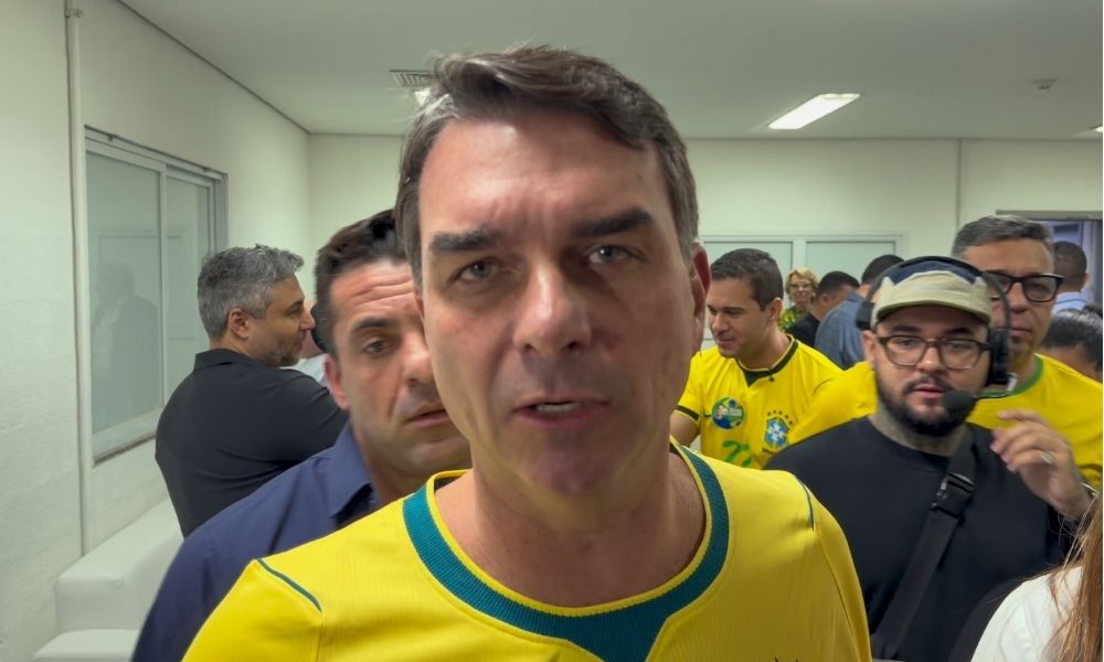 Flávio Bolsonaro compara prisão do pai ao período do AI-5 durante evento em Santa Catarina