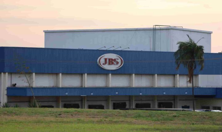 Processo contra JBS por mau cheiro entra em fase decisiva e coloca frigorífico no banco dos réus