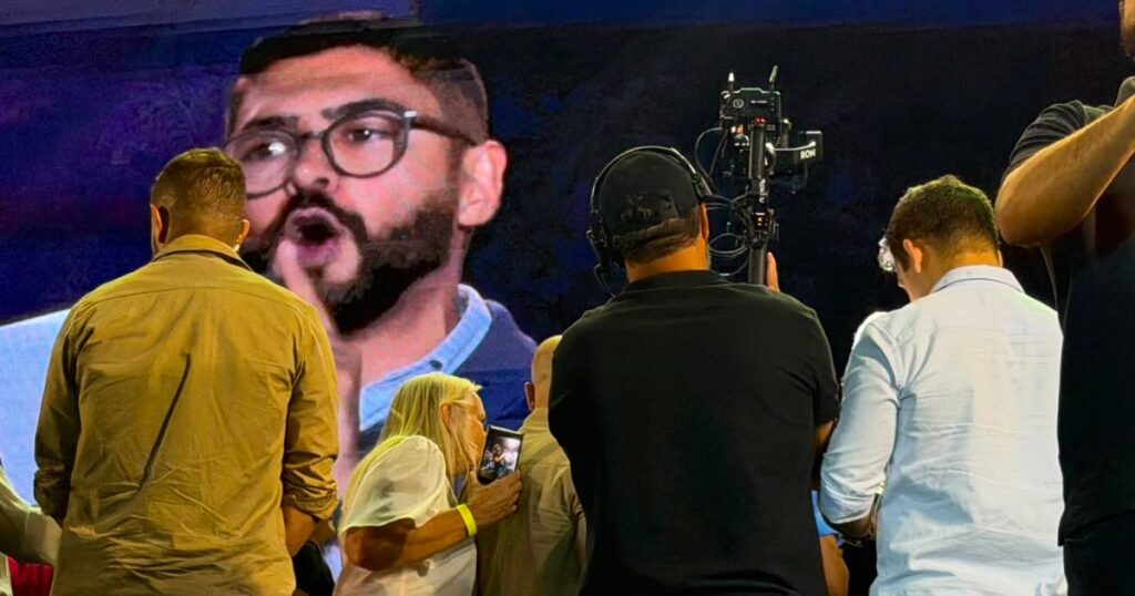 Flávio Bolsonaro se ausenta de leitura de carta de Michelle durante convenção do PL no DF