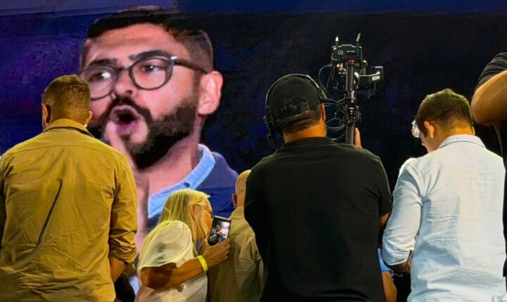 Flávio Bolsonaro se ausenta de leitura de carta de Michelle durante convenção do PL no DF