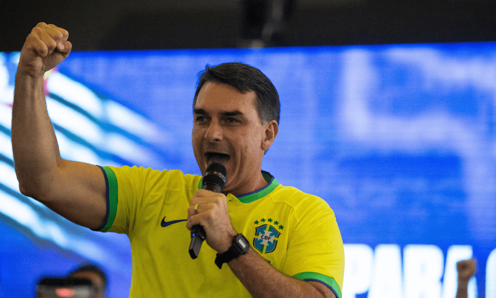 Flávio Bolsonaro afirma que aceitará resultado eleitoral e defende endurecimento penal