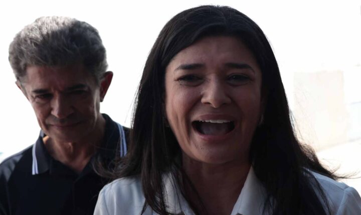 ‘Motivada’: Rose Modesto faz adesivaço com irmão e tem apoio de candidatos
