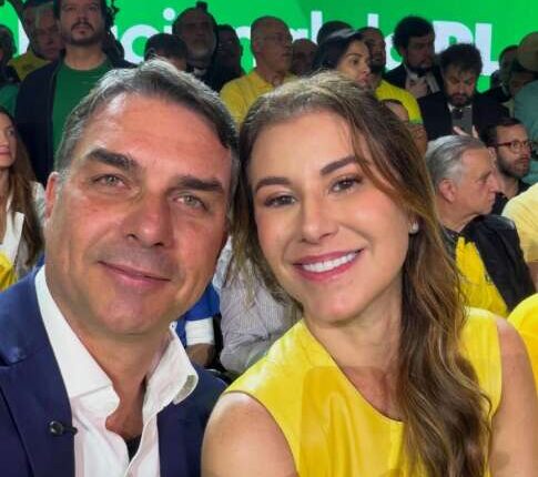 Esposa de Flávio Bolsonaro participa de encontro de mulheres em Campo Grande