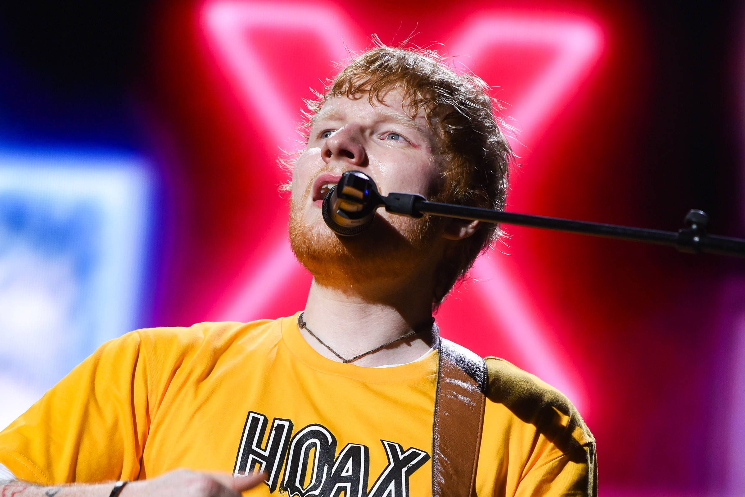 Turnê de Ed Sheeran vira palco de conflito internacional após afastamento de artistas por apoio à Palestina