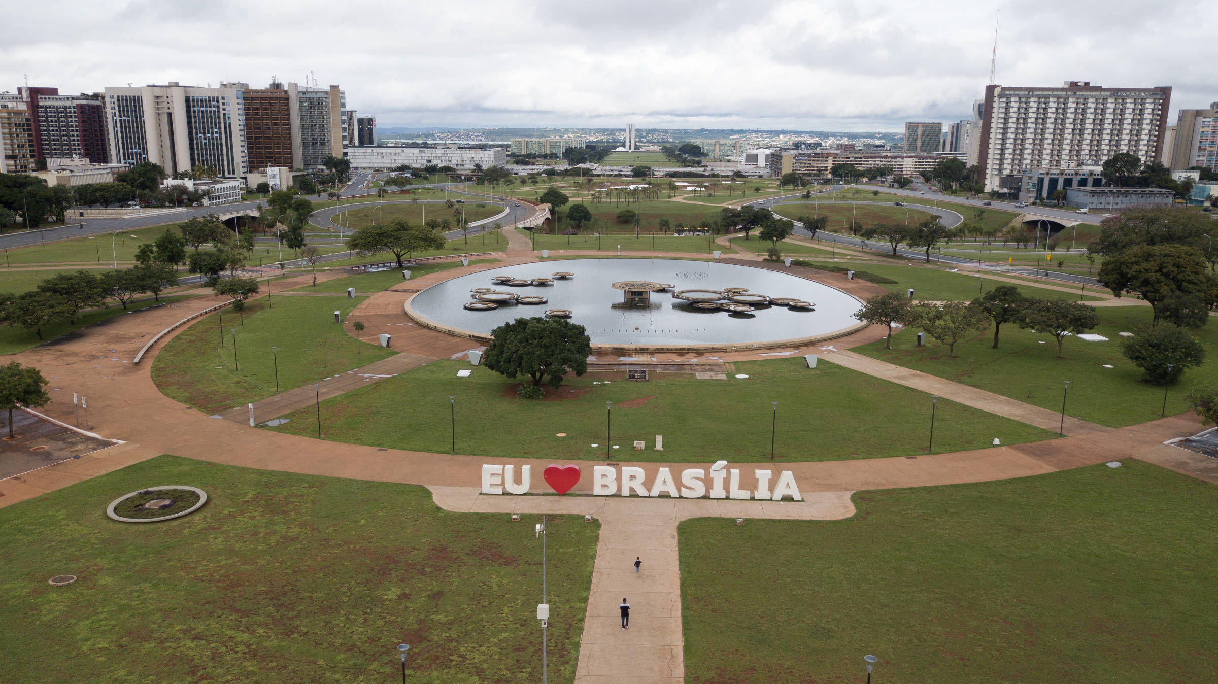 Celina Leão lidera corrida ao governo do DF com 40% das intenções de voto, aponta Datafolha