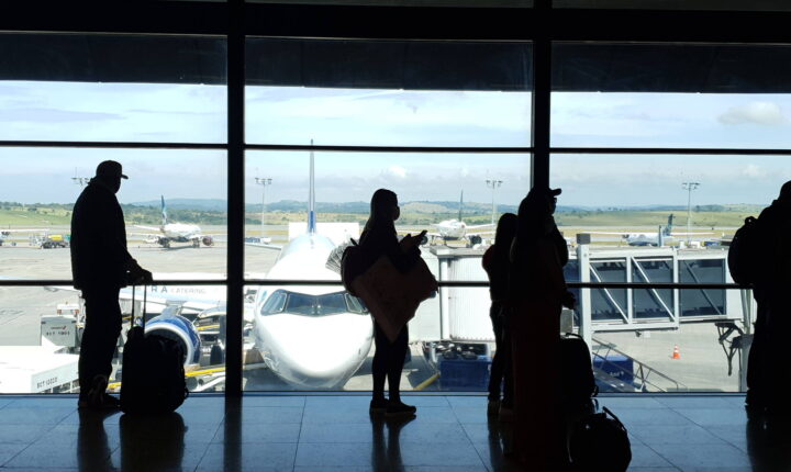 Buraco em pista provoca cancelamentos e atrasos de voos no aeroporto de Confins