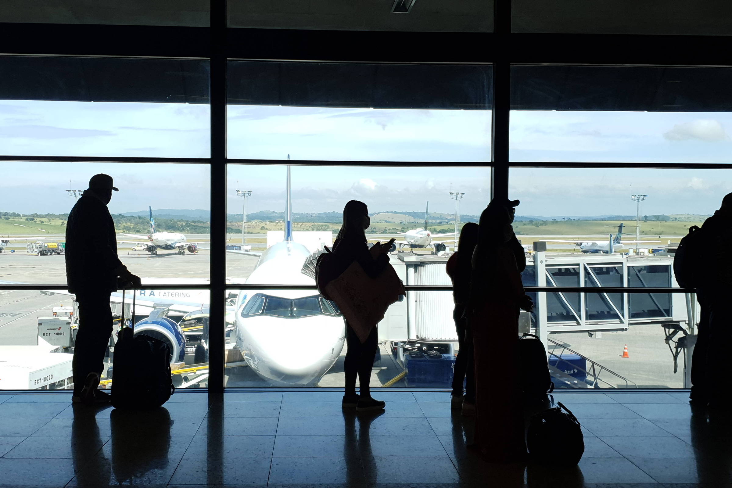 Buraco em pista provoca cancelamentos e atrasos de voos no aeroporto de Confins