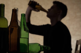 Consumo de álcool na adolescência afeta maturação do cérebro e deixa marcas até a vida adulta