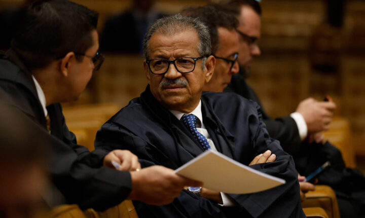 Candidato do Novo é multado pela Justiça após impulsionar críticas contra Michelle Bolsonaro e Bia Kicis