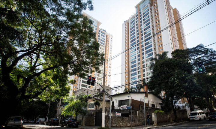 Preços de imóveis residenciais sobem 14,7% em 12 meses, mas desaceleram pela quinta vez seguida
