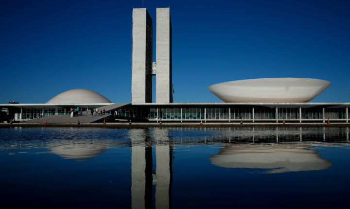 Datafolha: Michelle Bolsonaro e Leila do Vôlei lideram disputa ao Senado pelo DF