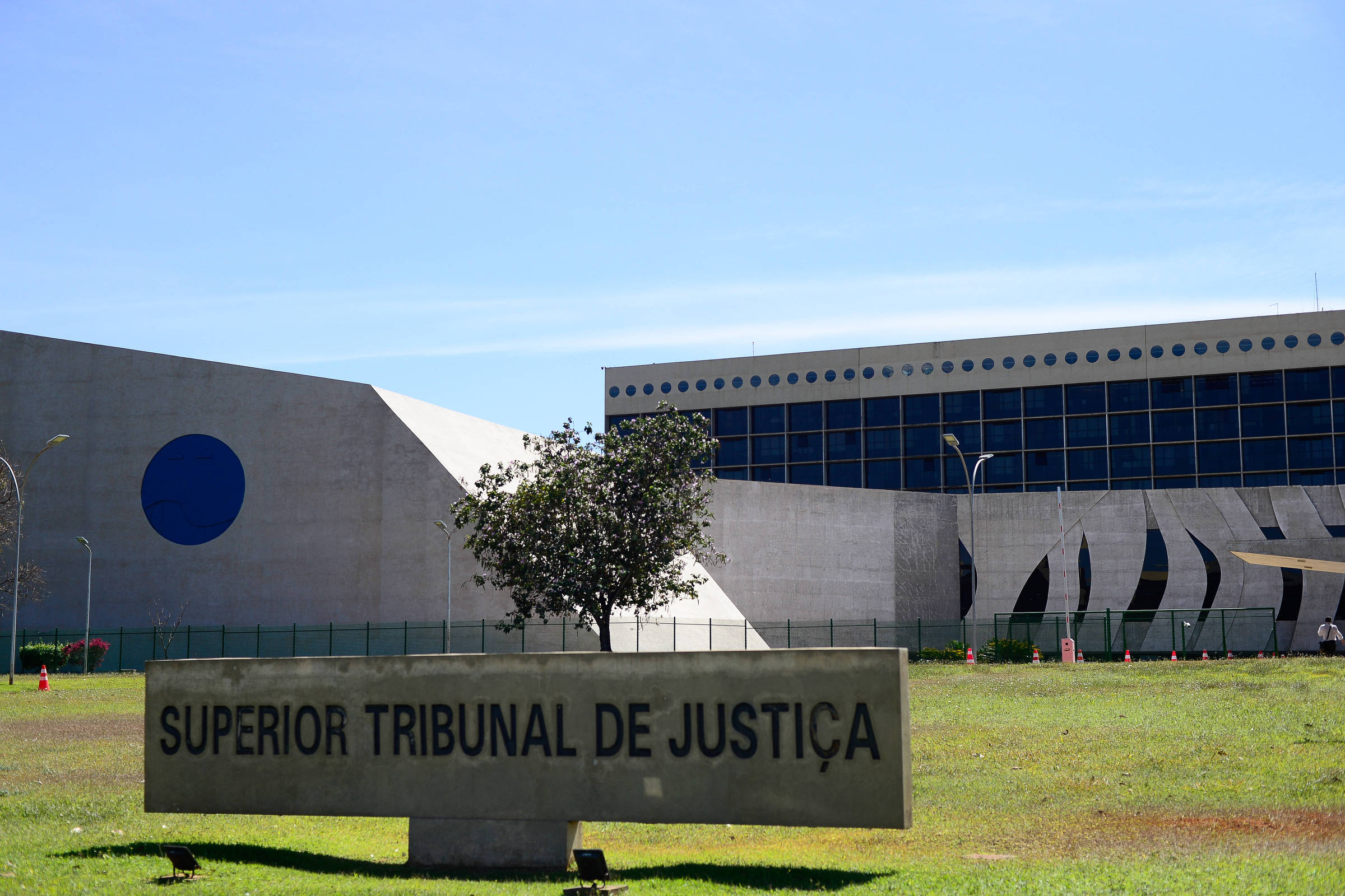STJ afasta CDC de bancos e valida o encerramento unilateral de contas-correntes
