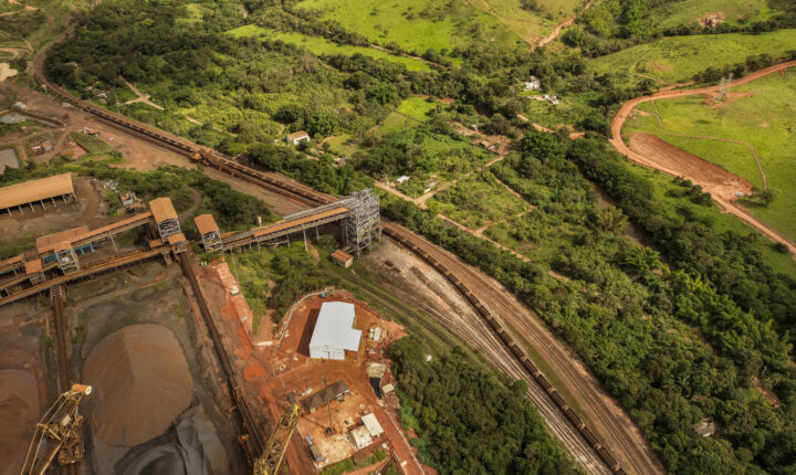 CSN Mineração reduz estimativa de produção e aquisições para 2026 devido à alta do frete