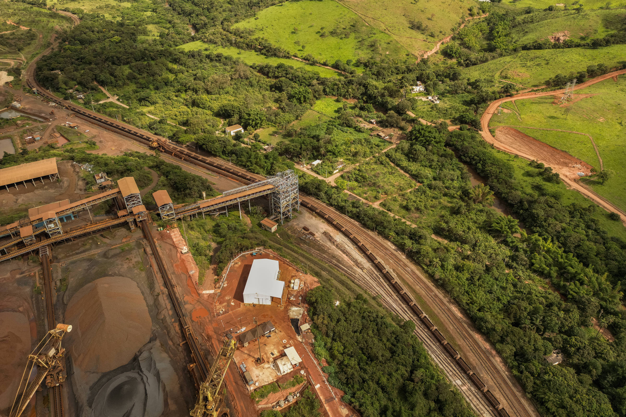 CSN Mineração reduz estimativa de produção e aquisições para 2026 devido à alta do frete