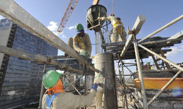 Brasil abre 165,8 mil vagas formais de emprego em agosto, revela o Caged
