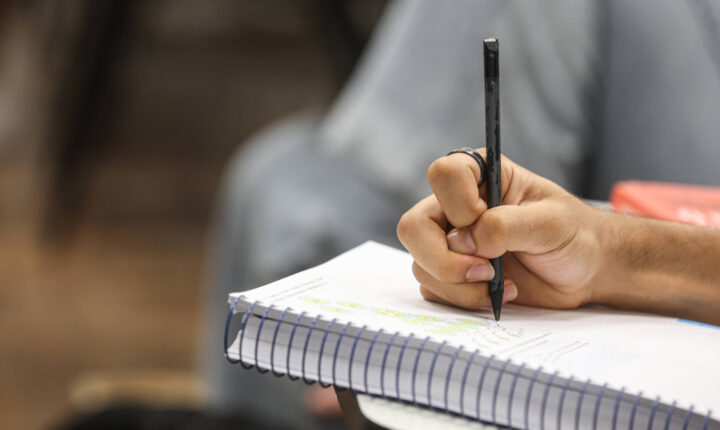 Licenciaturas atraem menos de 1 em cada 6 alunos do grupo com melhores notas no Enem