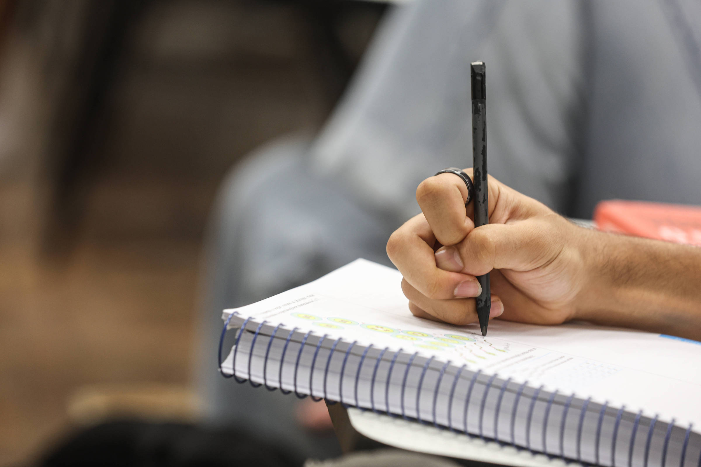 Licenciaturas atraem menos de 1 em cada 6 alunos do grupo com melhores notas no Enem