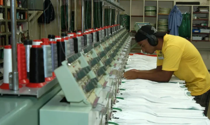 Atividade econômica do país registra queda de 0,4% entre junho e julho, aponta FGV