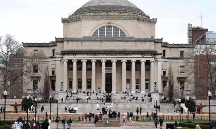 Juiz dos EUA bloqueia regra de Trump que restringe tempo de permanência de estudantes e jornalistas
