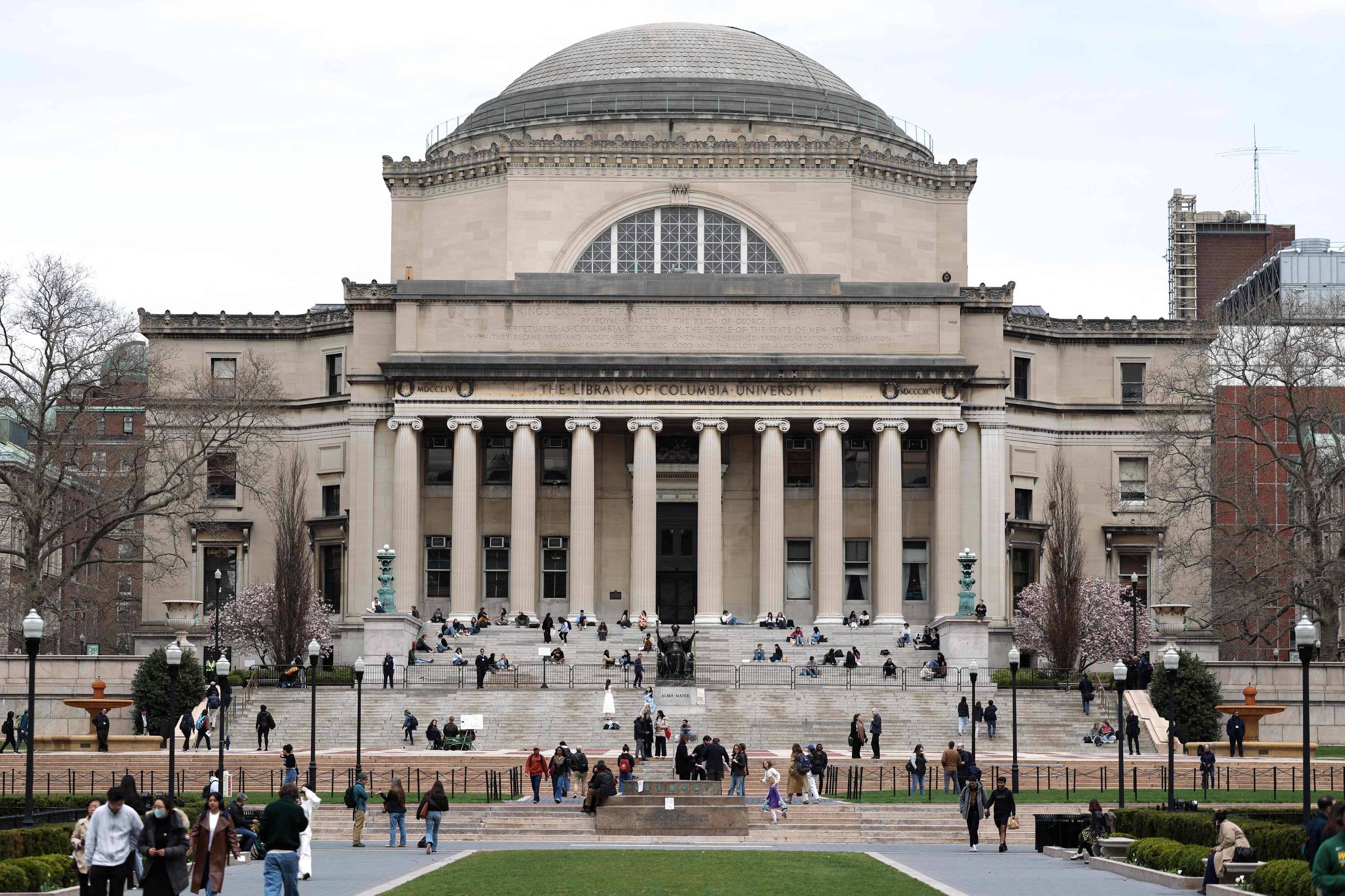 Juiz dos EUA bloqueia regra de Trump que restringe tempo de permanência de estudantes e jornalistas
