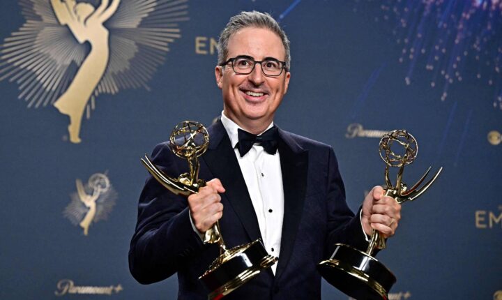 Humorista britânico John Oliver dedica programa às eleições no Brasil e expressa temor com avanço de Flávio Bolsonaro