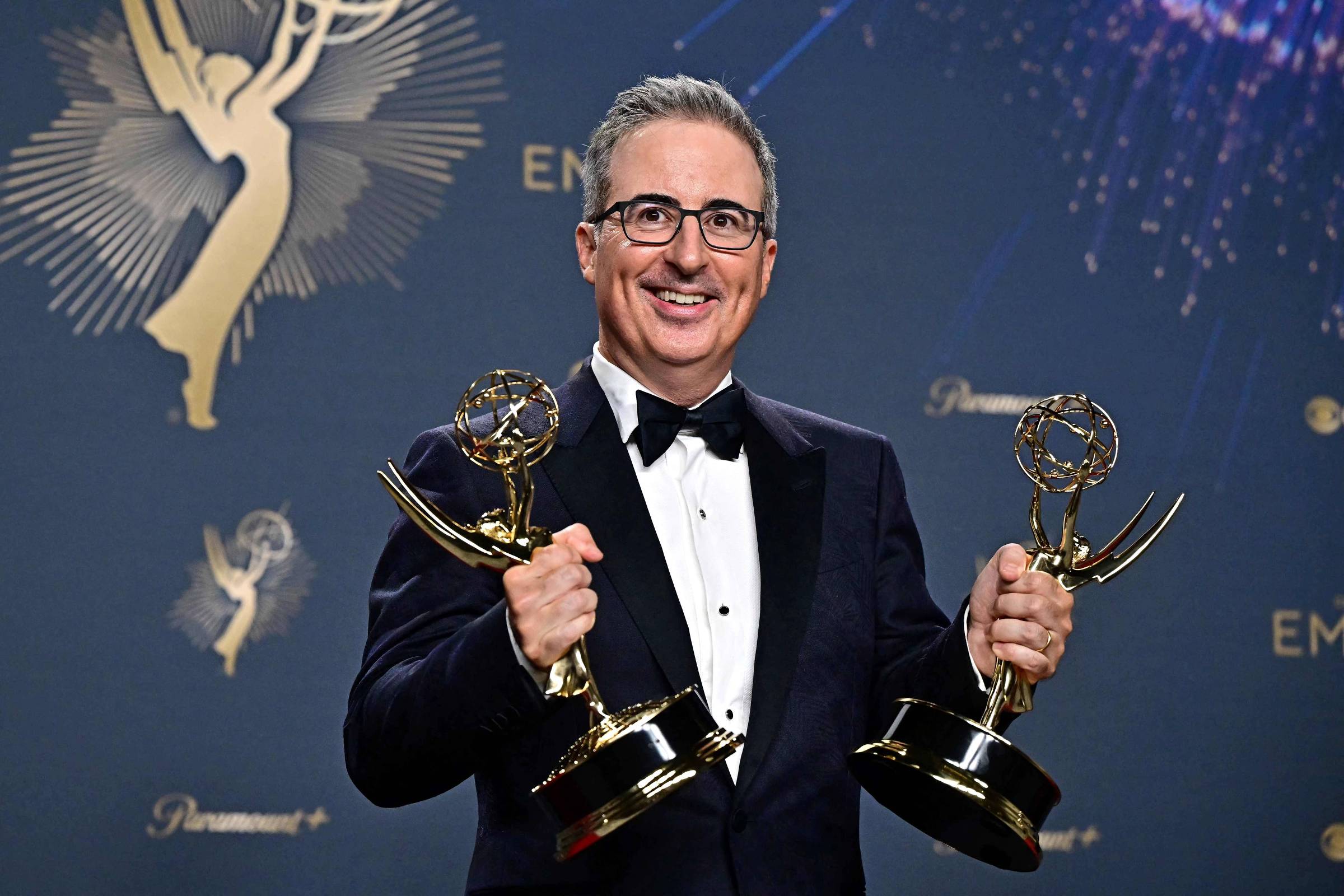 Humorista britânico John Oliver dedica programa às eleições no Brasil e expressa temor com avanço de Flávio Bolsonaro