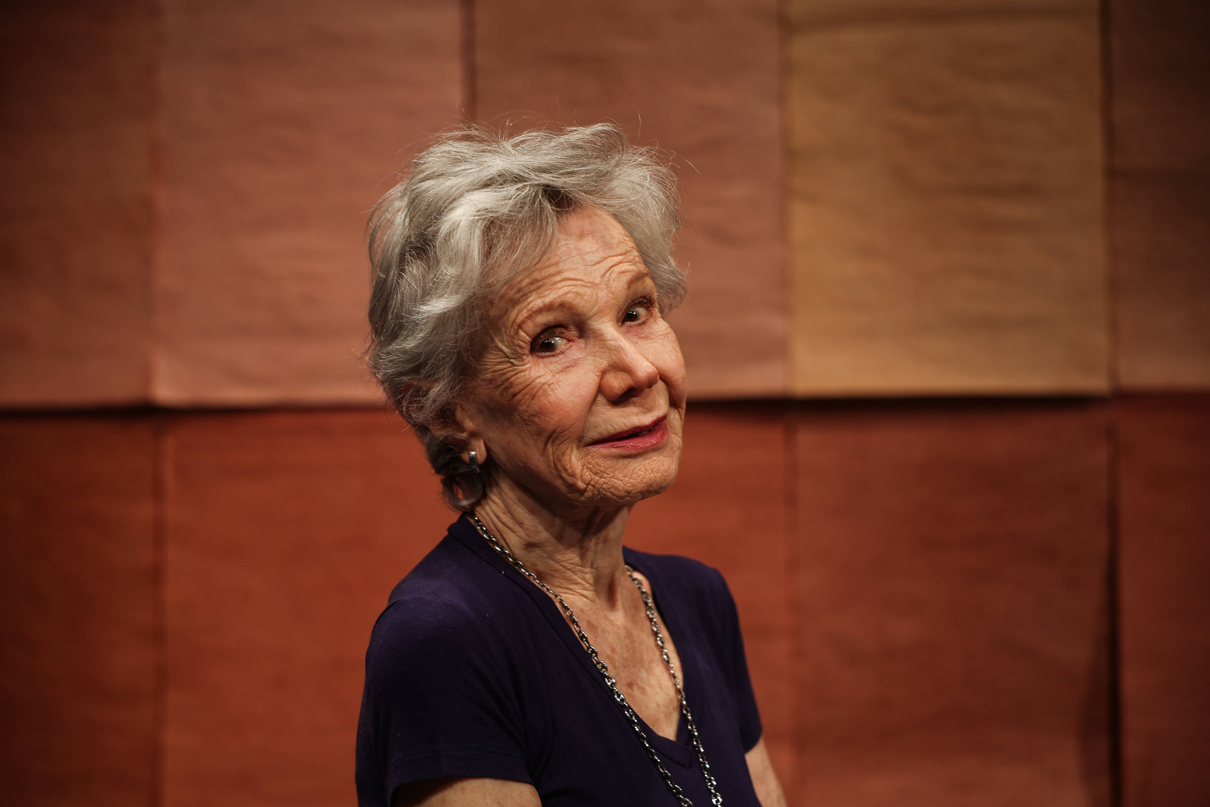 Aos 91 anos, Miriam Mehler estreia a peça ‘Prova de Vida’ sobre envelhecimento e burocracia