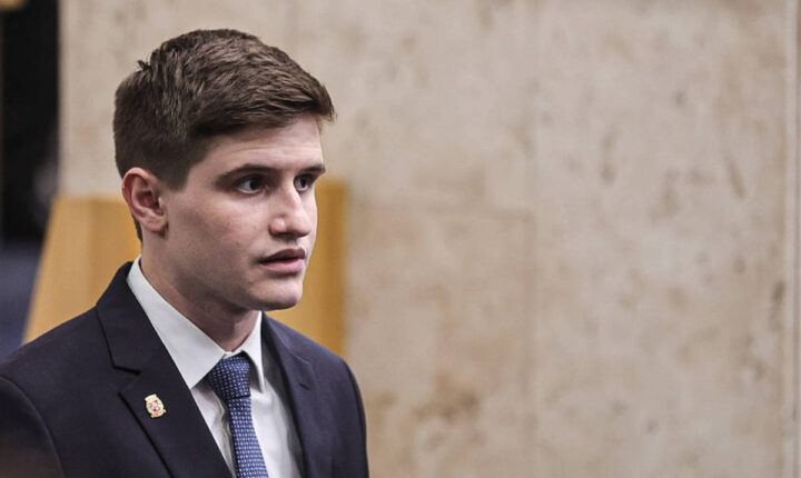 Justiça condena vereador Lucas Pavanato a pagar indenização a estudante da PUC