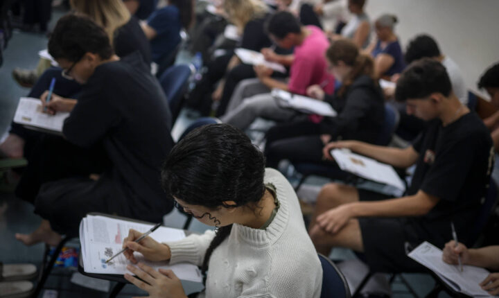 Cartilha criada por estudantes de medicina da USP oferece orientações e análises de redações para vestibulandos