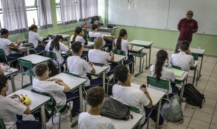 Boulos debate com entidades de educação críticas a modelo de escolas cívico-militares
