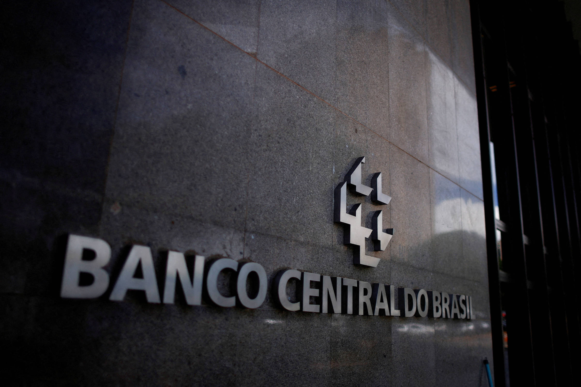 Até onde a Selic pode cair? Desaceleração econômica e cenário externo ditam passos do Banco Central