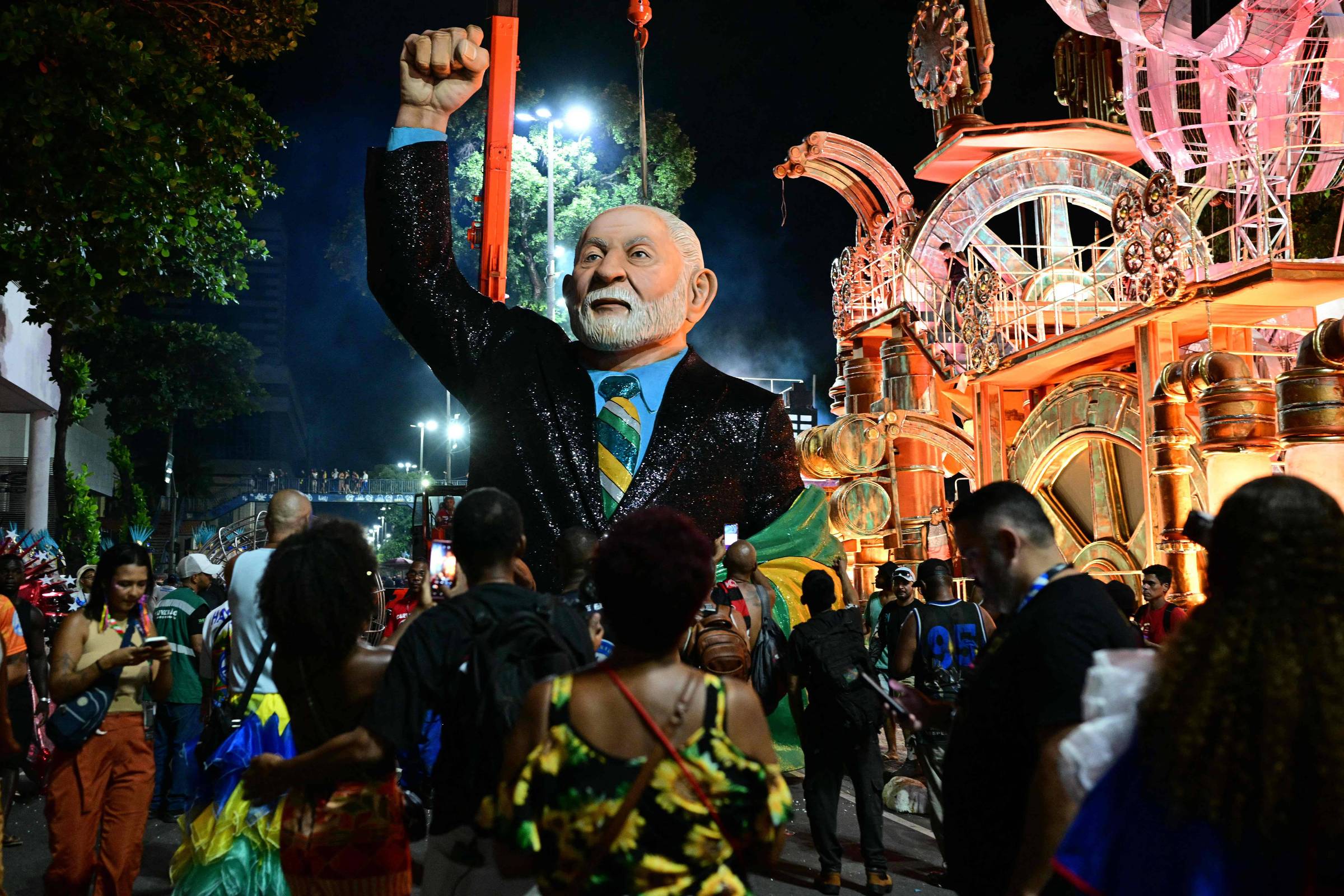 TSE aceita abrir ação de Flávio Bolsonaro contra Lula por desfile no Carnaval do Rio