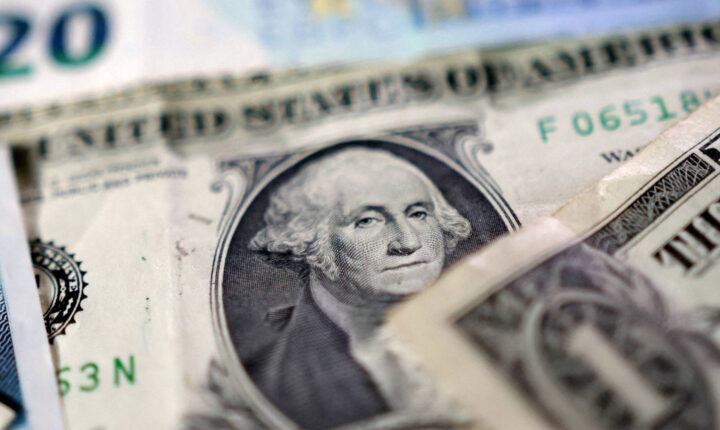 Dólar sobe com petróleo em alta e juros dos EUA no radar dos investidores