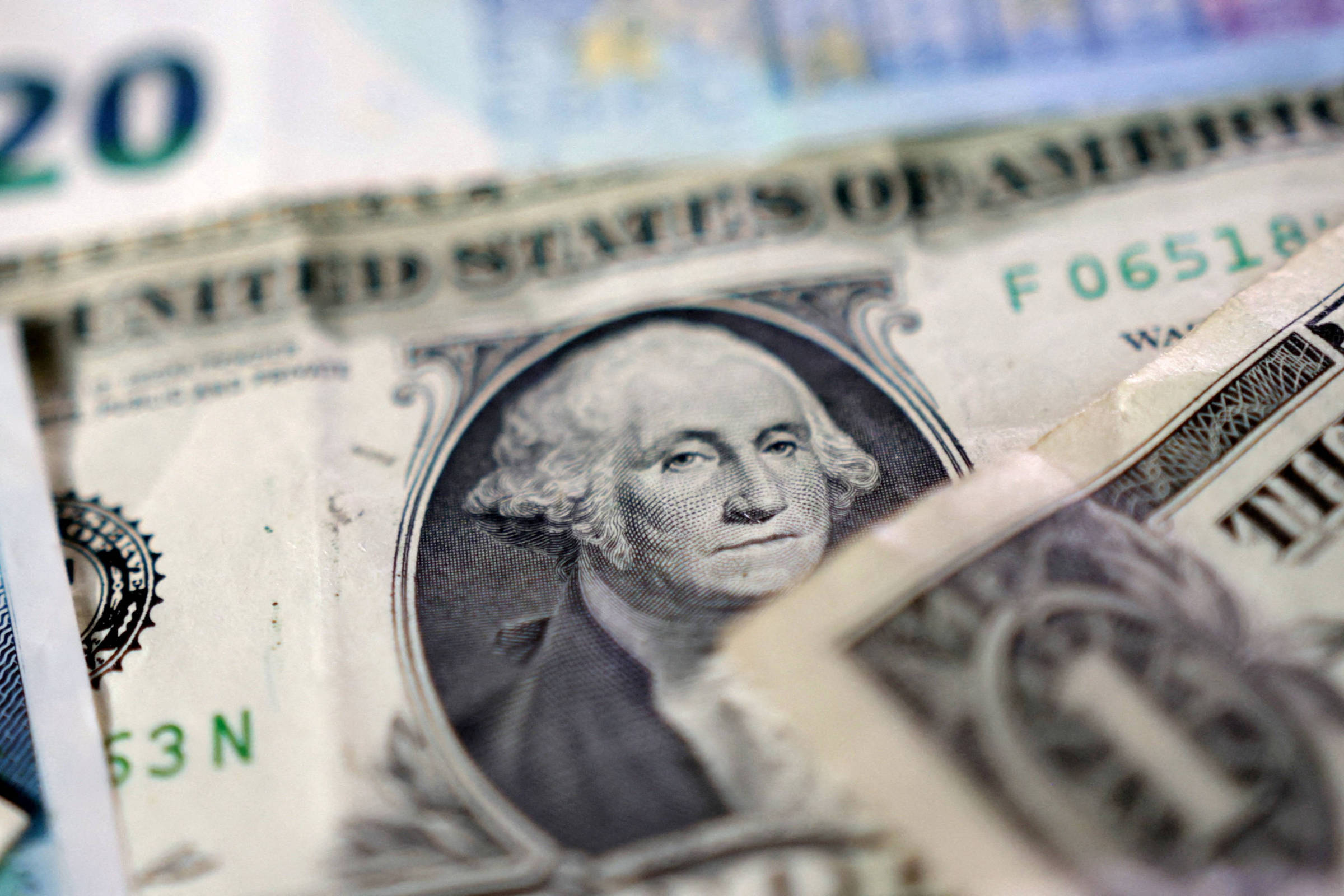 Dólar sobe com petróleo em alta e juros dos EUA no radar dos investidores