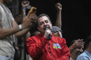 Boulos utiliza van para campanha de Lula nas periferias de São Paulo e da região metropolitana
