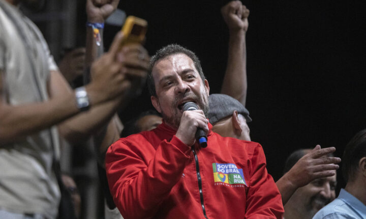 Boulos utiliza van para campanha de Lula nas periferias de São Paulo e da região metropolitana