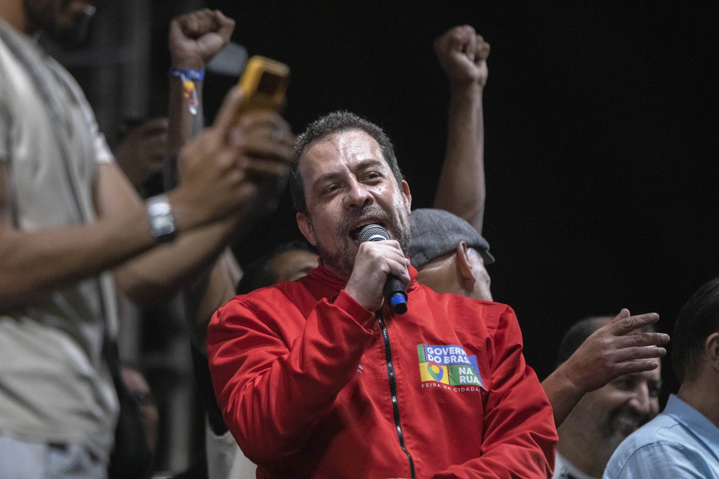 Boulos utiliza van para campanha de Lula nas periferias de São Paulo e da região metropolitana