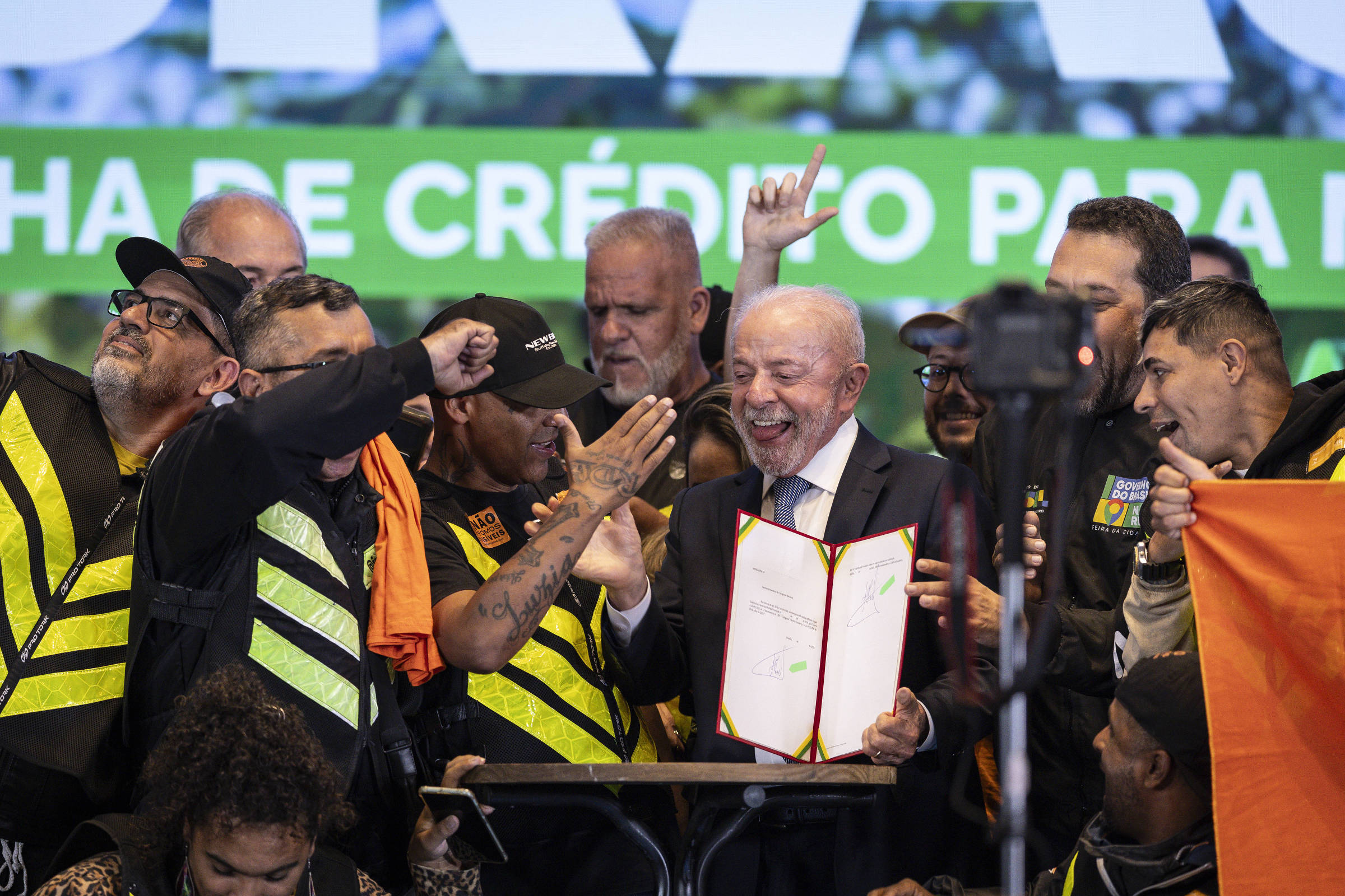 Lula prorroga crédito de R$ 30 bilhões para motoristas de aplicativo e amplia alcance para vans escolares