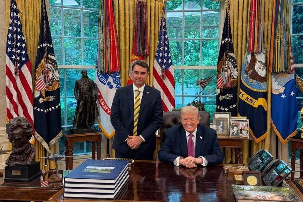 Contas estrangeiras ligadas ao trumpismo impulsionam propaganda paga de Flávio Bolsonaro