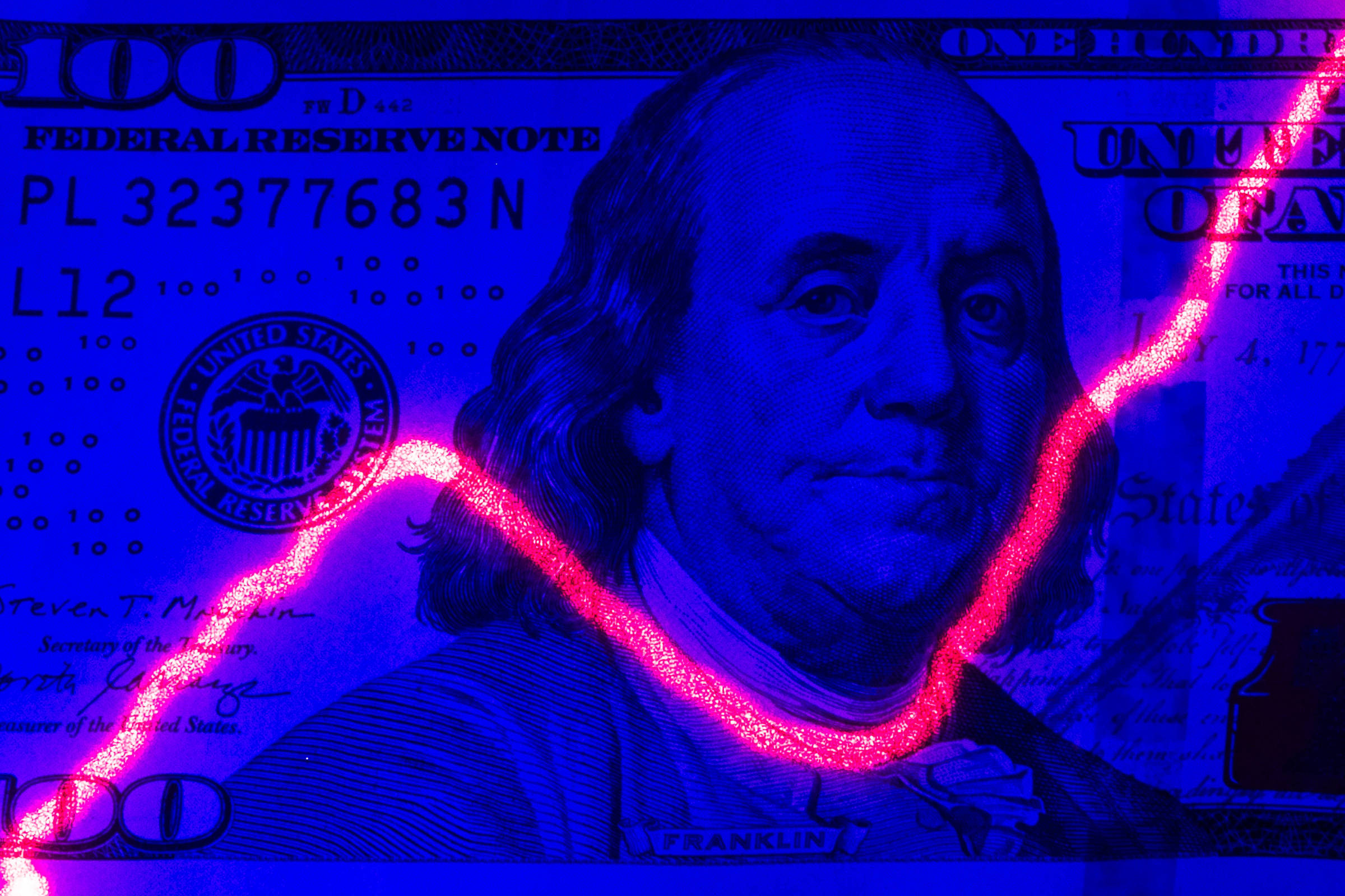 Dólar abre em queda com recuo do petróleo e cenário eleitoral no radar