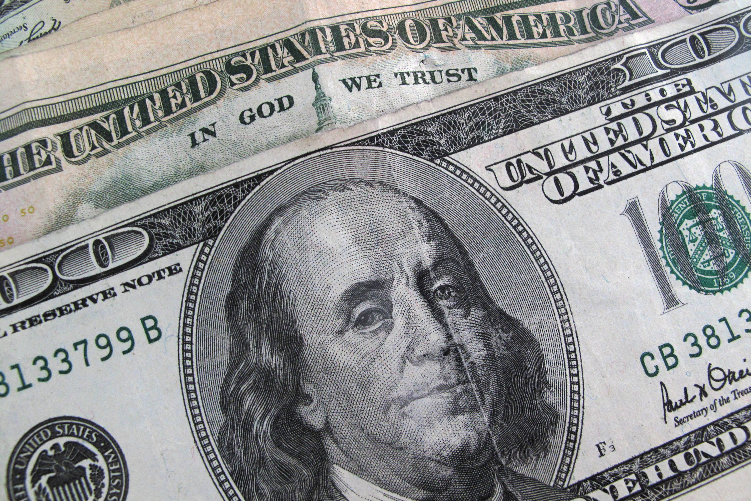 Dólar abre em queda com petróleo e dados econômicos dos EUA no radar