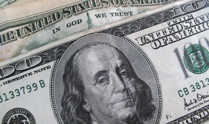 Dólar abre em alta com investidores repercutindo ata do Copom e cenário eleitoral
